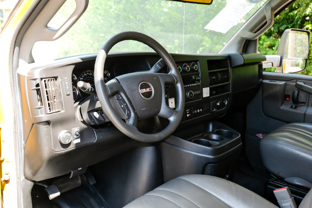 Used 2022 GMC Savana 3500 Extended w/ Power Convenience Package RWD image 3
