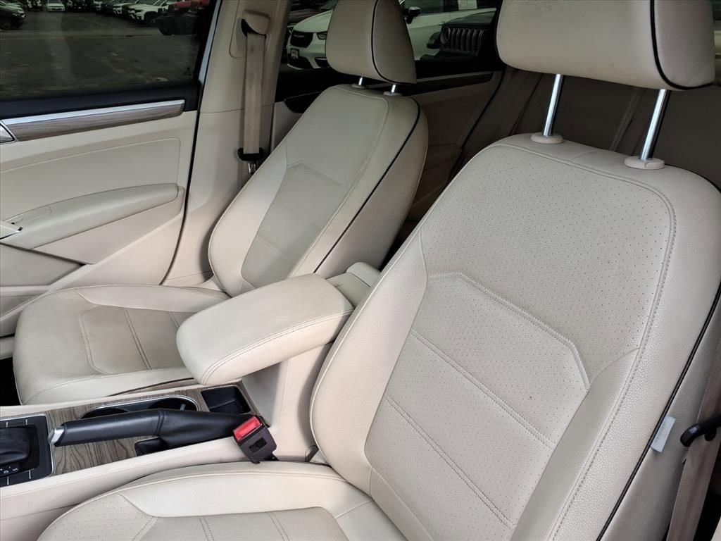 Used 2018 Volkswagen Passat 2.0T SE FWD image 9