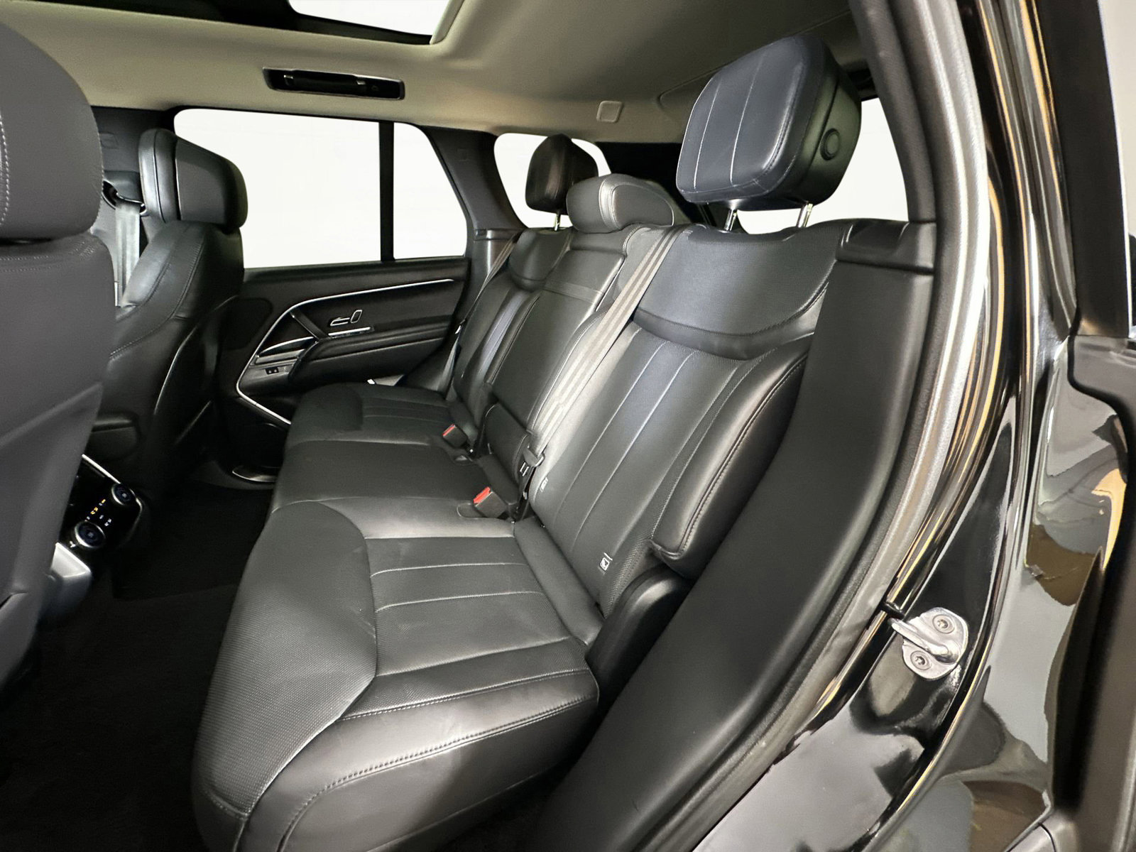 Used 2023 Land Rover Range Rover SE image 16