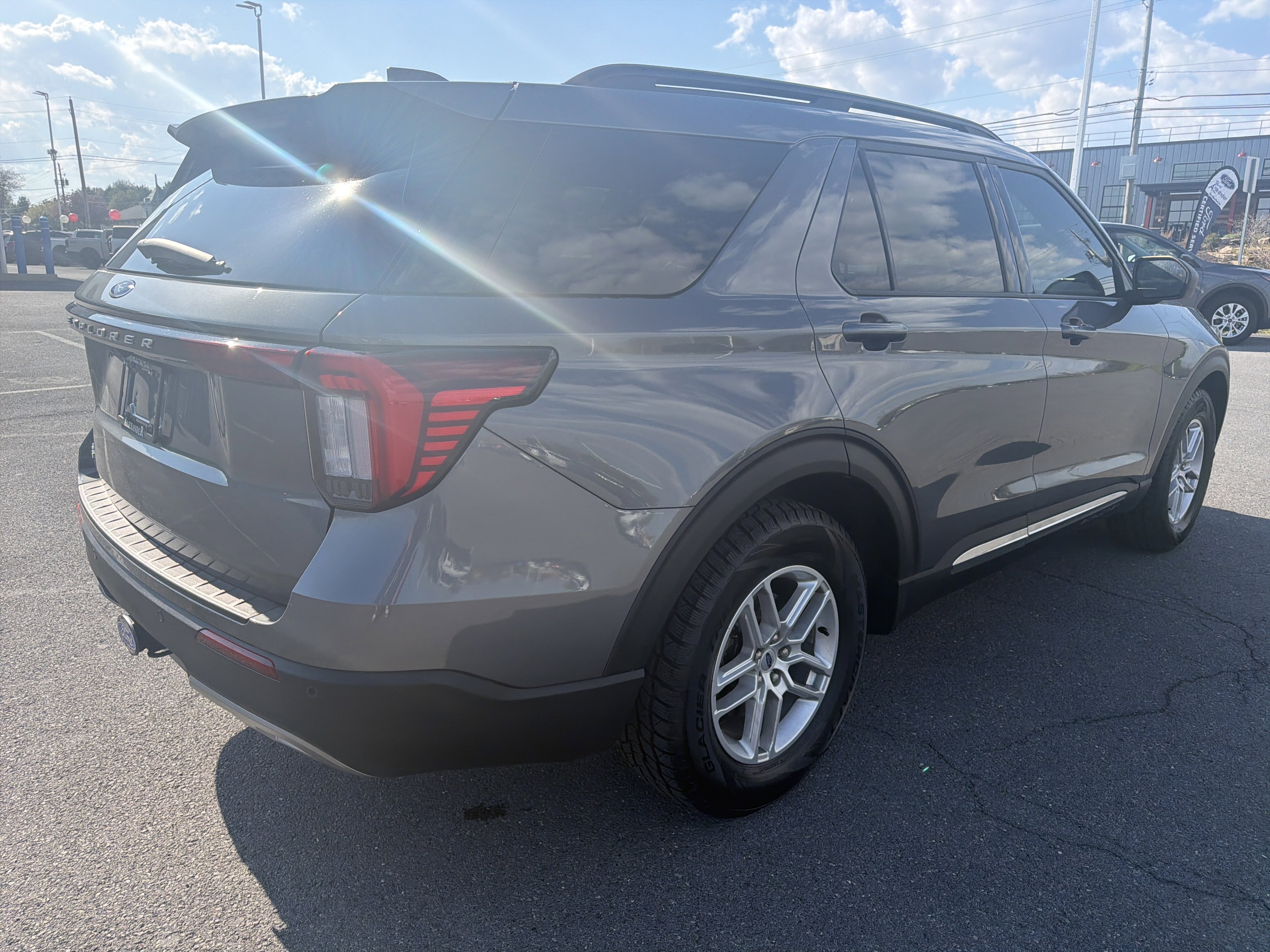 Used 2025 Ford Explorer Active w/ Active Comfort Package RWD image 3