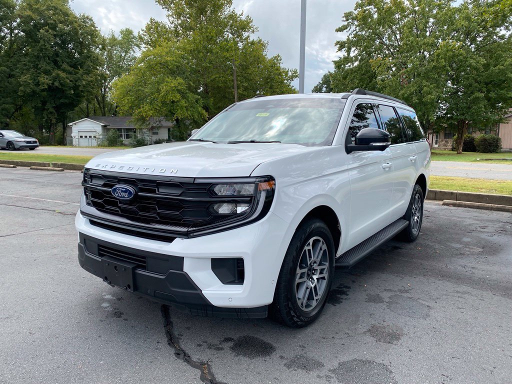 Certified 2025 Ford Expedition Active AWD/4WD image 3