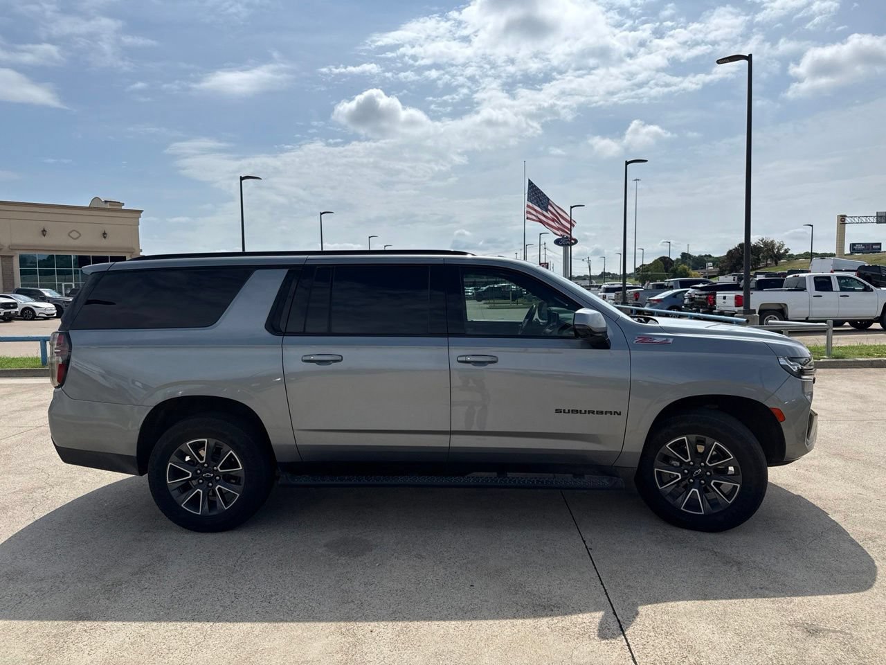 Used 2023 Chevrolet Suburban Z71 w/ Luxury Package AWD/4WD image 17