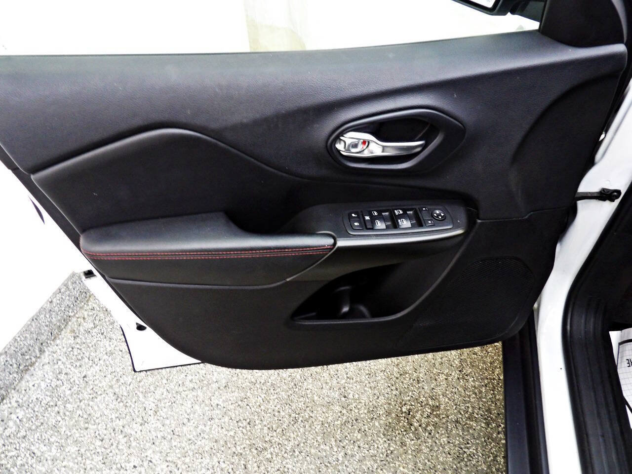 Used 2019 Jeep Cherokee Trailhawk AWD/4WD image 7