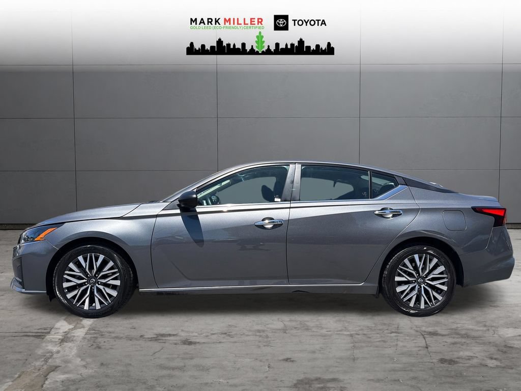 Used 2025 Nissan Altima 2.5 SV FWD image 2