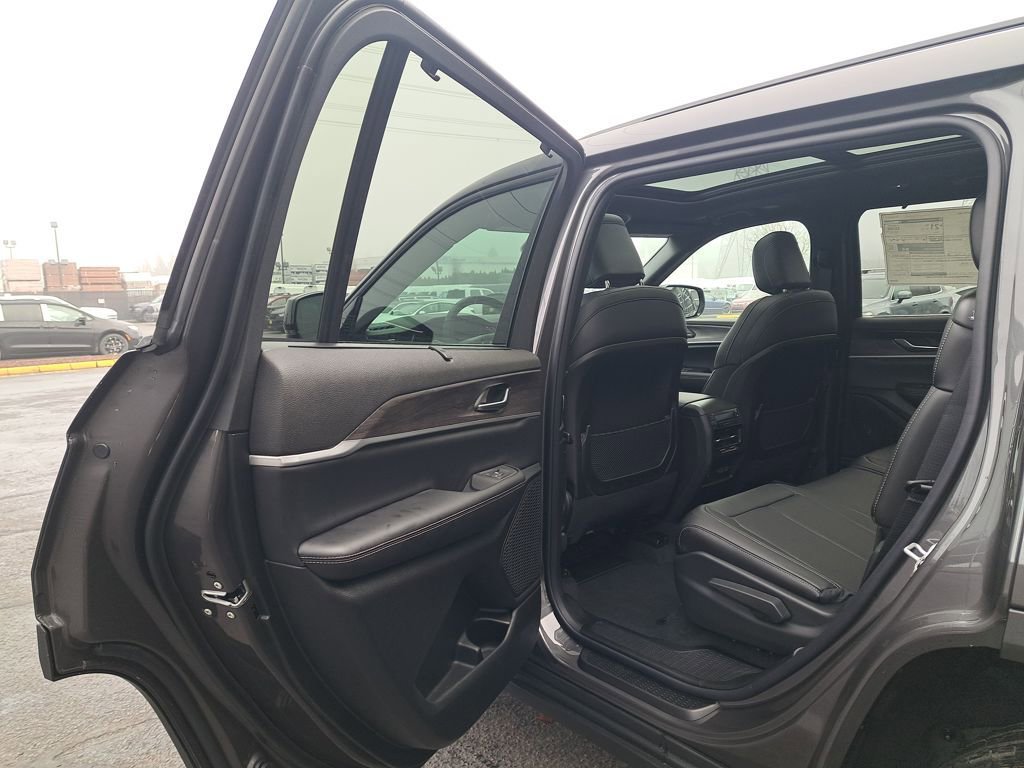 New 2025 Jeep Grand Cherokee L Limited w/ Luxury Tech Group II image 12