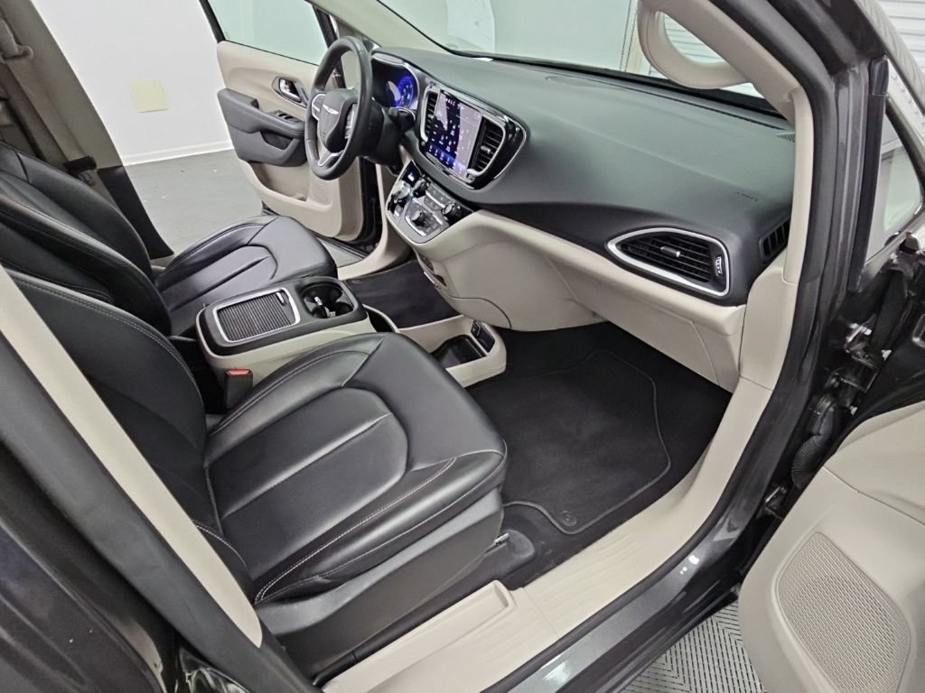 Used 2023 Chrysler Pacifica Touring-L FWD image 35
