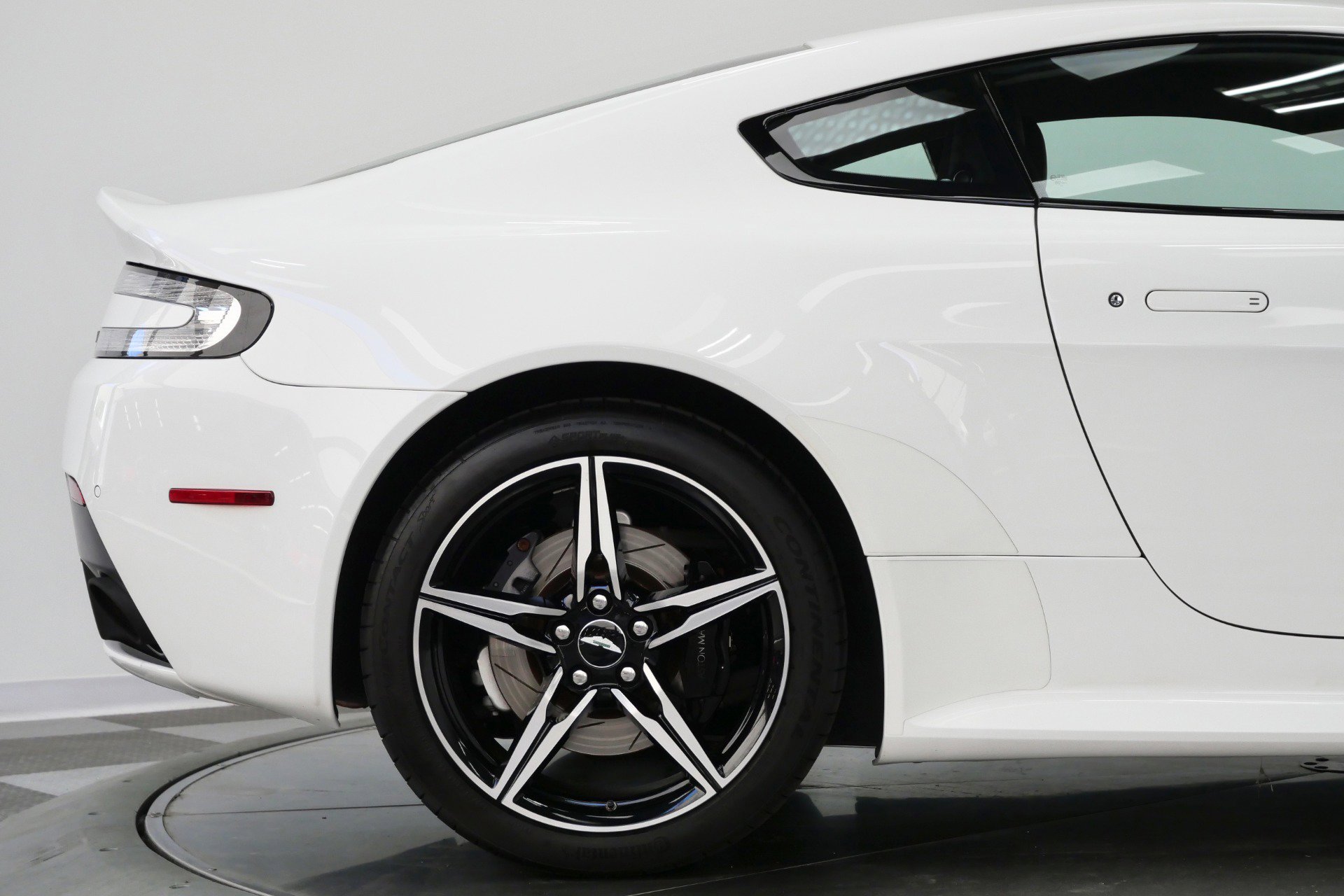 Used 2016 Aston Martin V8 Vantage GT RWD image 41