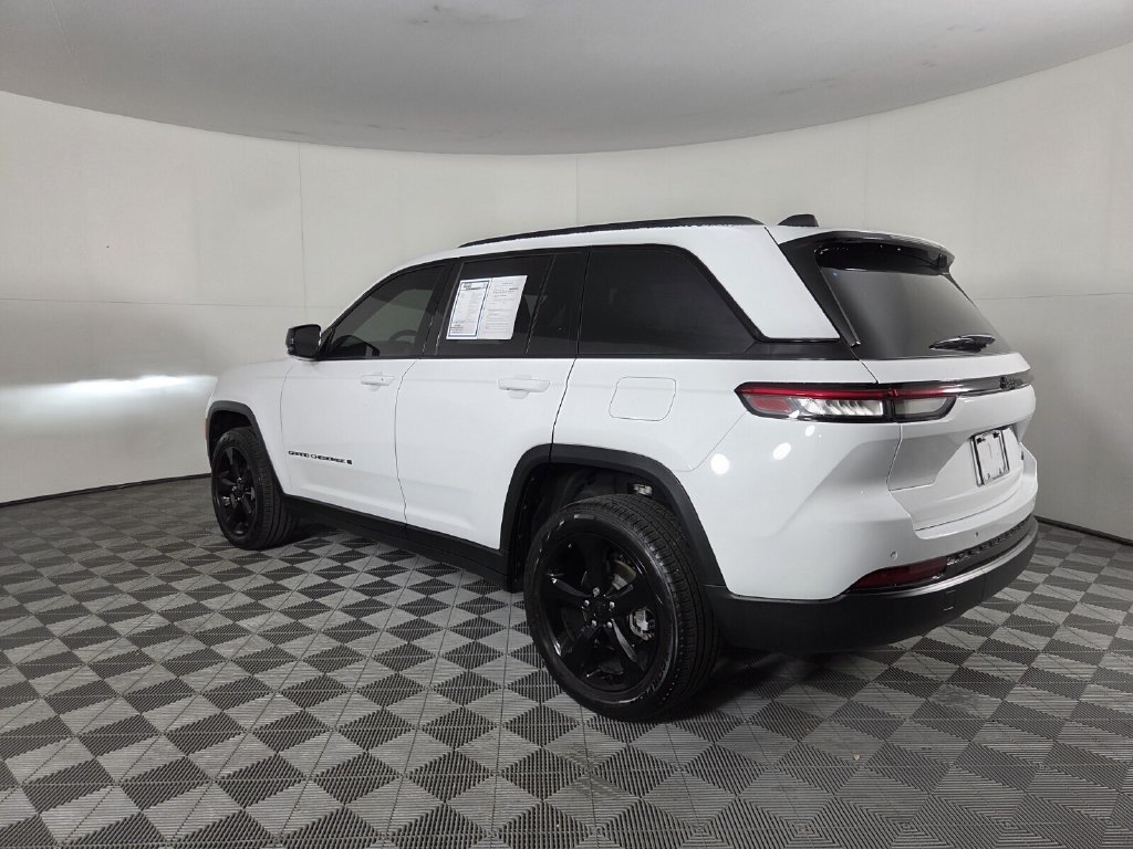 Used 2025 Jeep Grand Cherokee Limited w/ Black Appearance Package RWD image 6