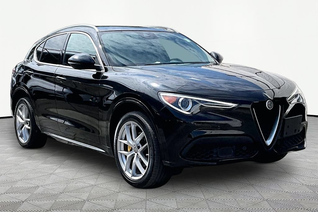 Used 2021 Alfa Romeo Stelvio Ti w/ Nero Edizione AWD/4WD image 5