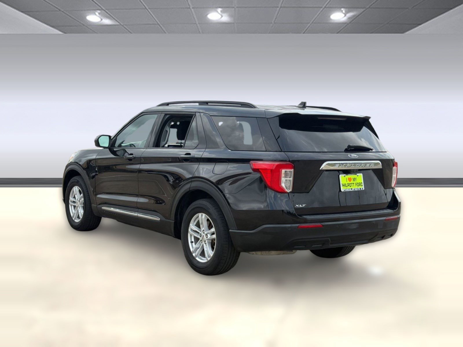 Used 2022 Ford Explorer XLT image 3