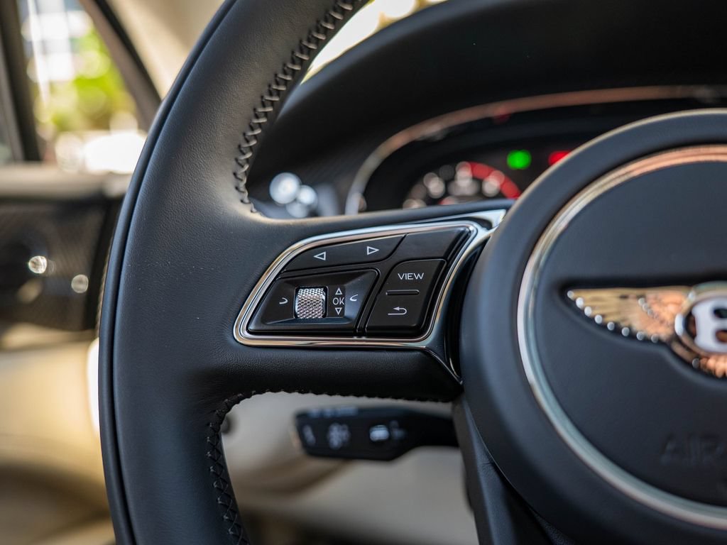Used 2025 Bentley Bentayga AWD/4WD image 8