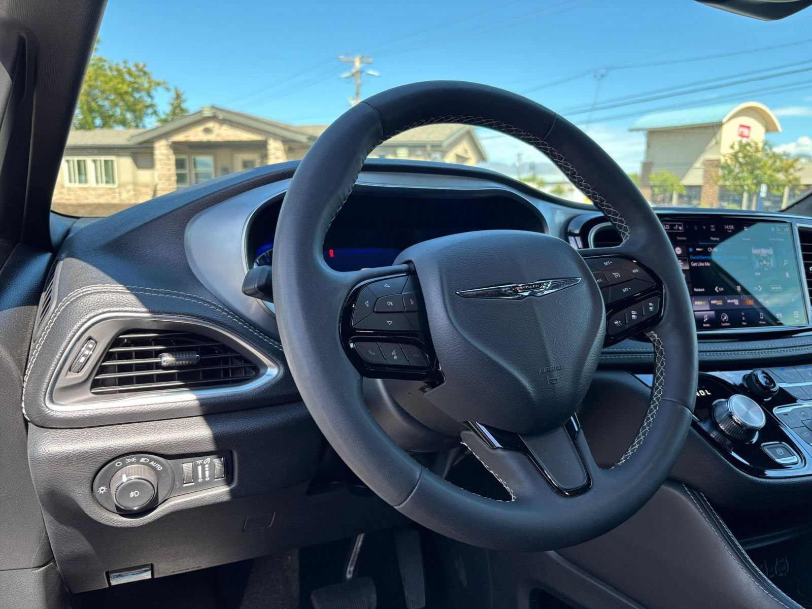 Used 2025 Chrysler Pacifica Limited FWD image 37