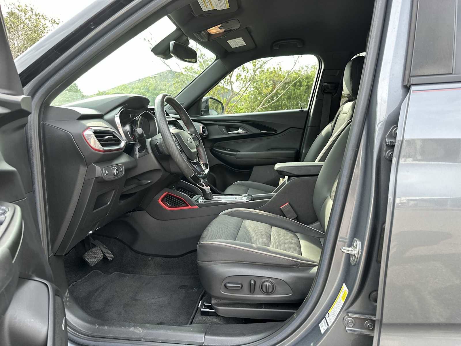 Certified 2022 Chevrolet TrailBlazer RS w/ Technology Package FWD image 2