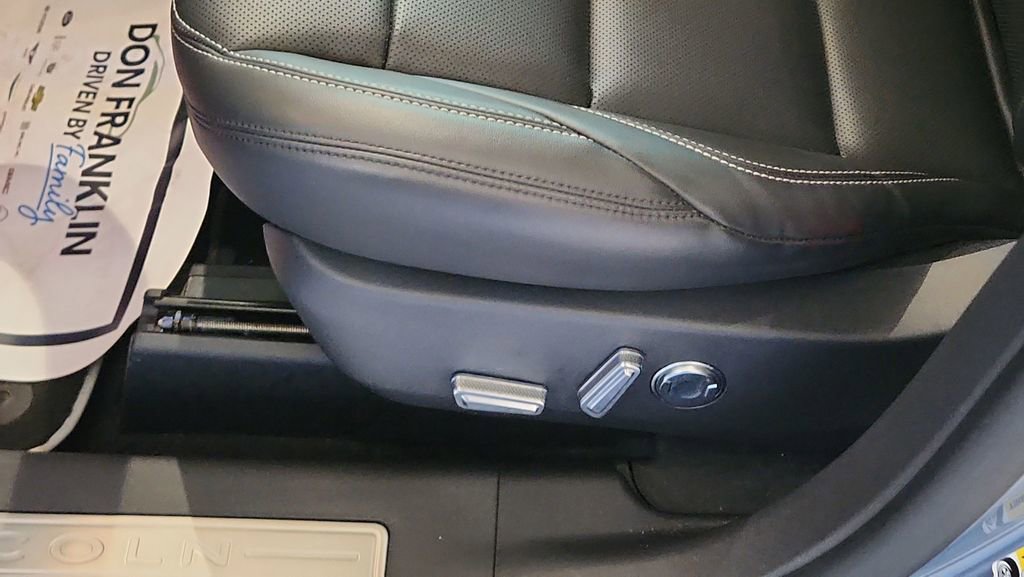 Used 2025 Lincoln Nautilus Premier image 16