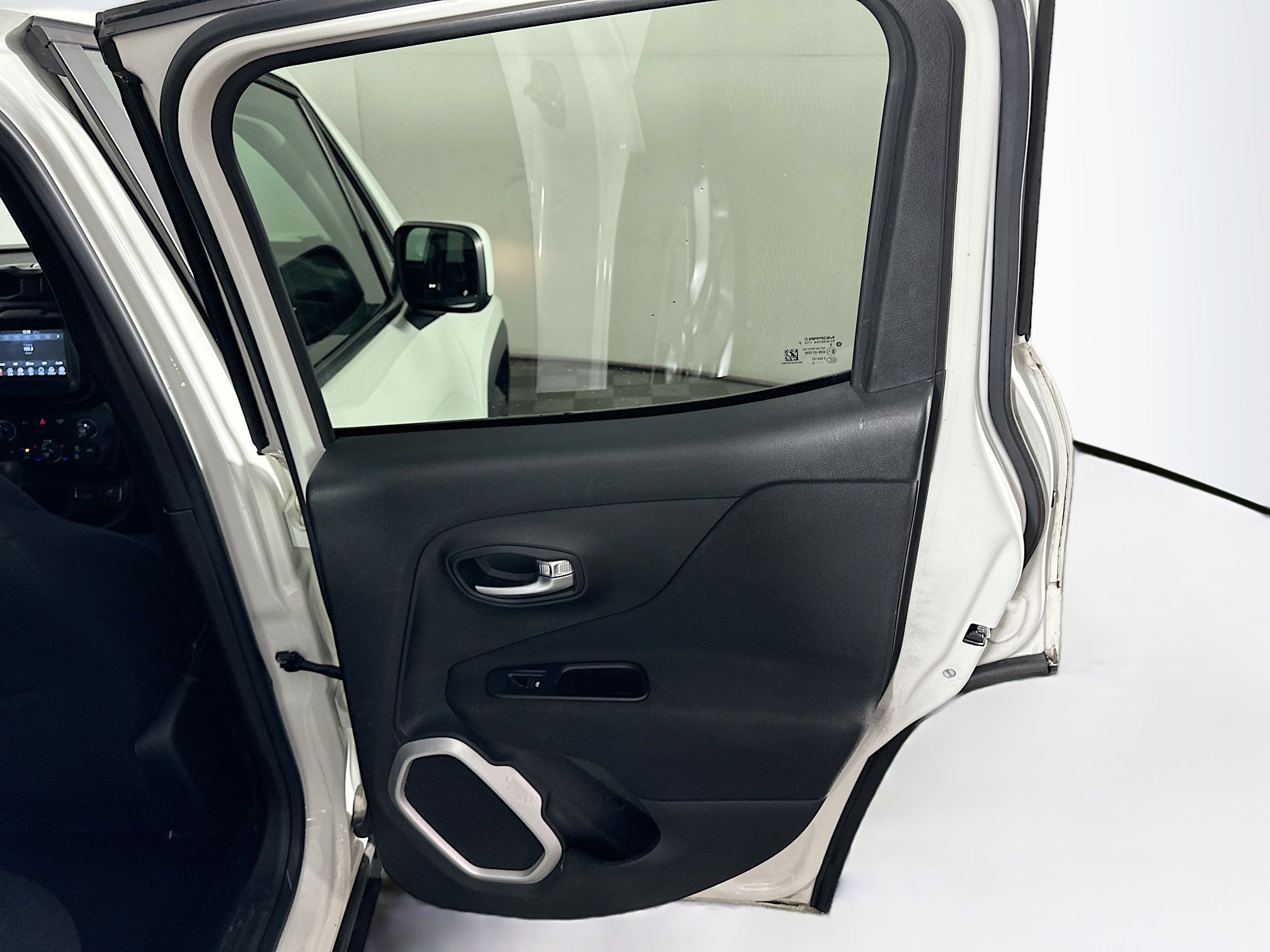 Used 2018 Jeep Renegade Latitude image 28