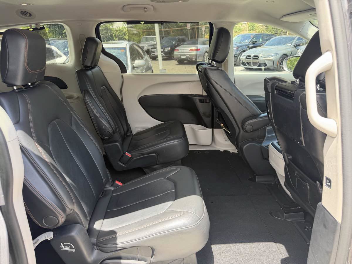 Used 2017 Chrysler Pacifica Touring-L w/ Tire & Wheel Group FWD image 13