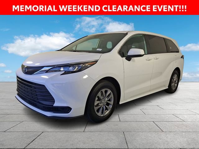 Used 2025 Toyota Sienna LE FWD image 4