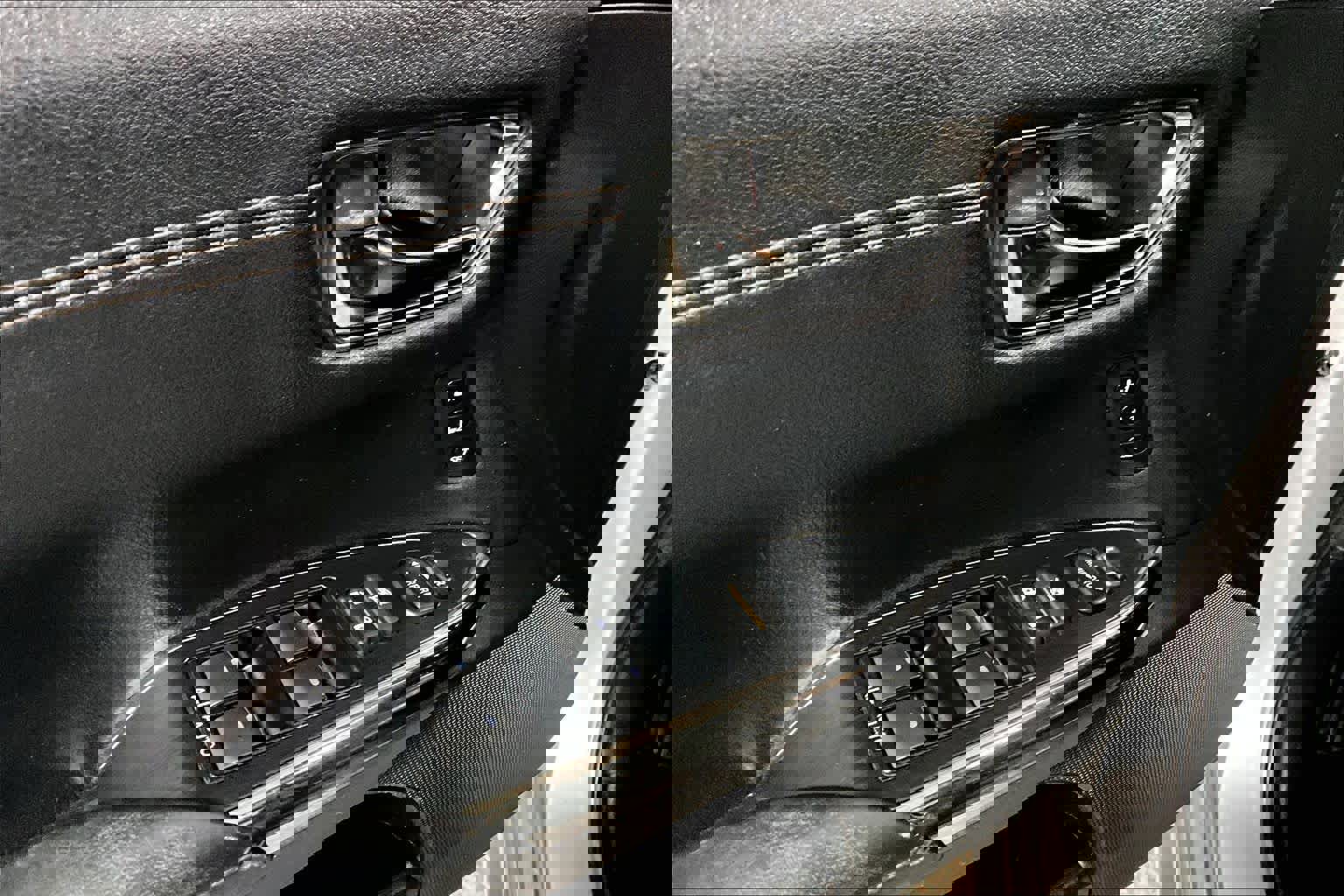 Used 2013 Toyota Avalon Limited image 31