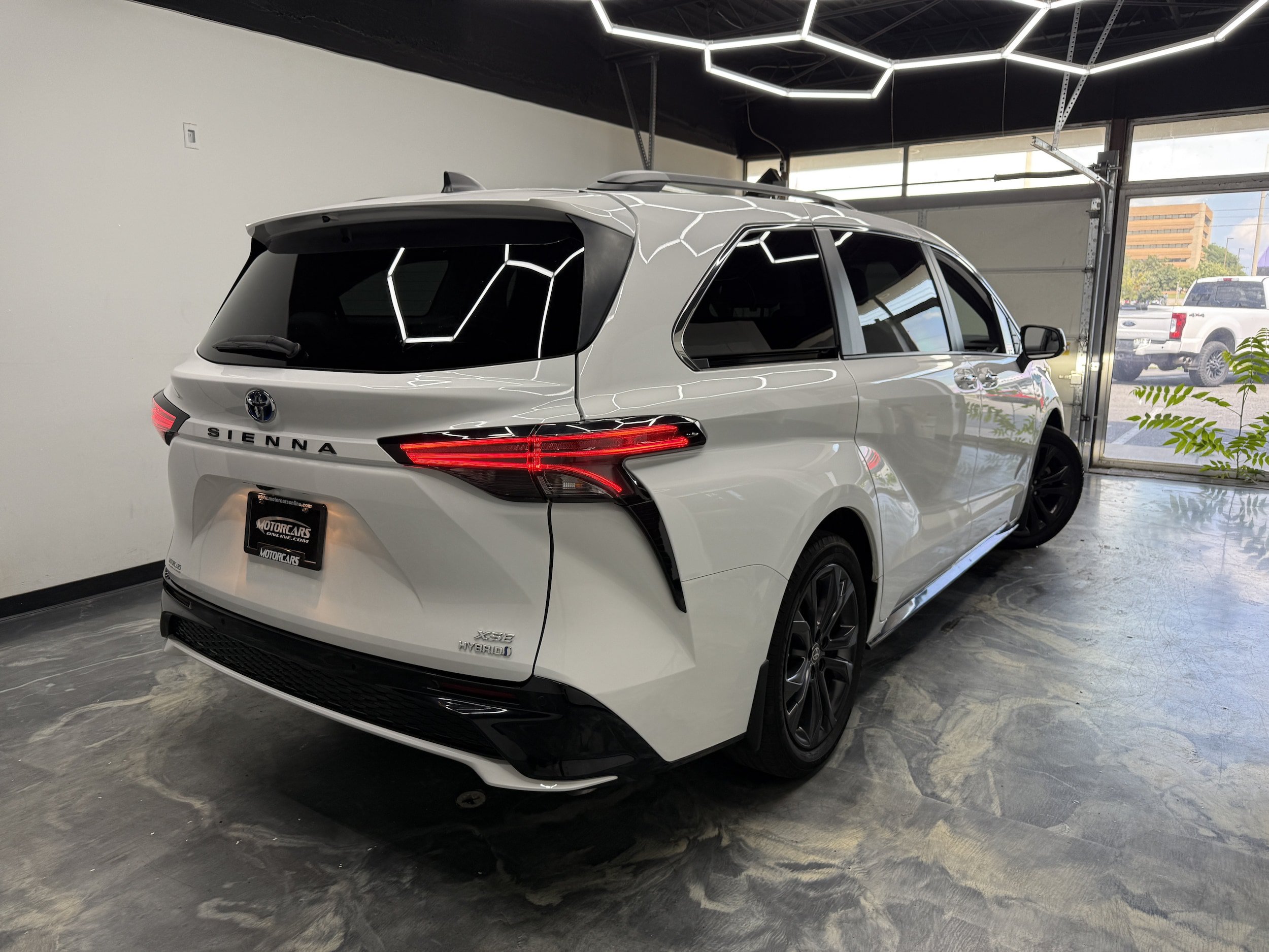 Used 2023 Toyota Sienna XLE FWD image 2