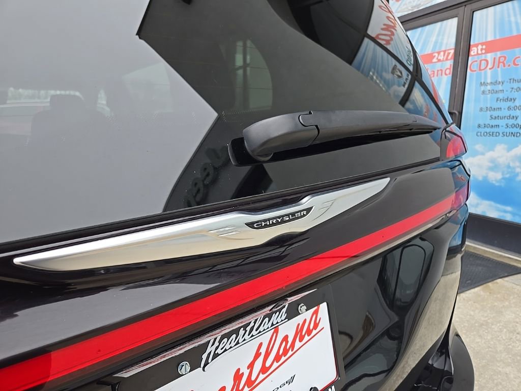 Used 2024 Chrysler Pacifica Touring-L image 20