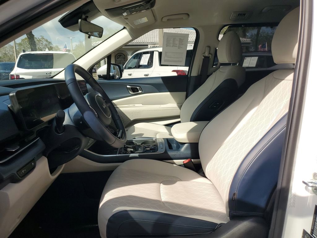 Used 2025 Kia Carnival EX image 15