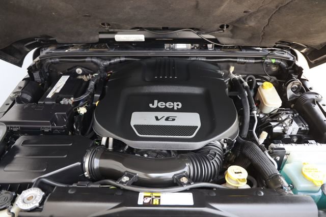 Used 2016 Jeep Wrangler Unlimited Rubicon w/ Connectivity Group AWD/4WD image 26