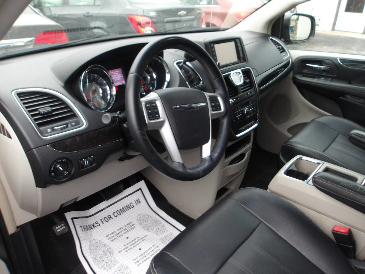 Used 2016 Chrysler Town & Country Touring w/ Driver Convenience Group FWD image 9