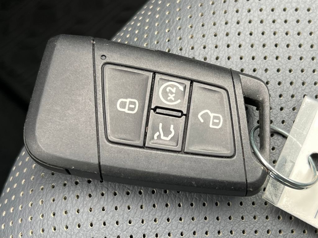 Used 2025 Volkswagen Jetta SEL image 31