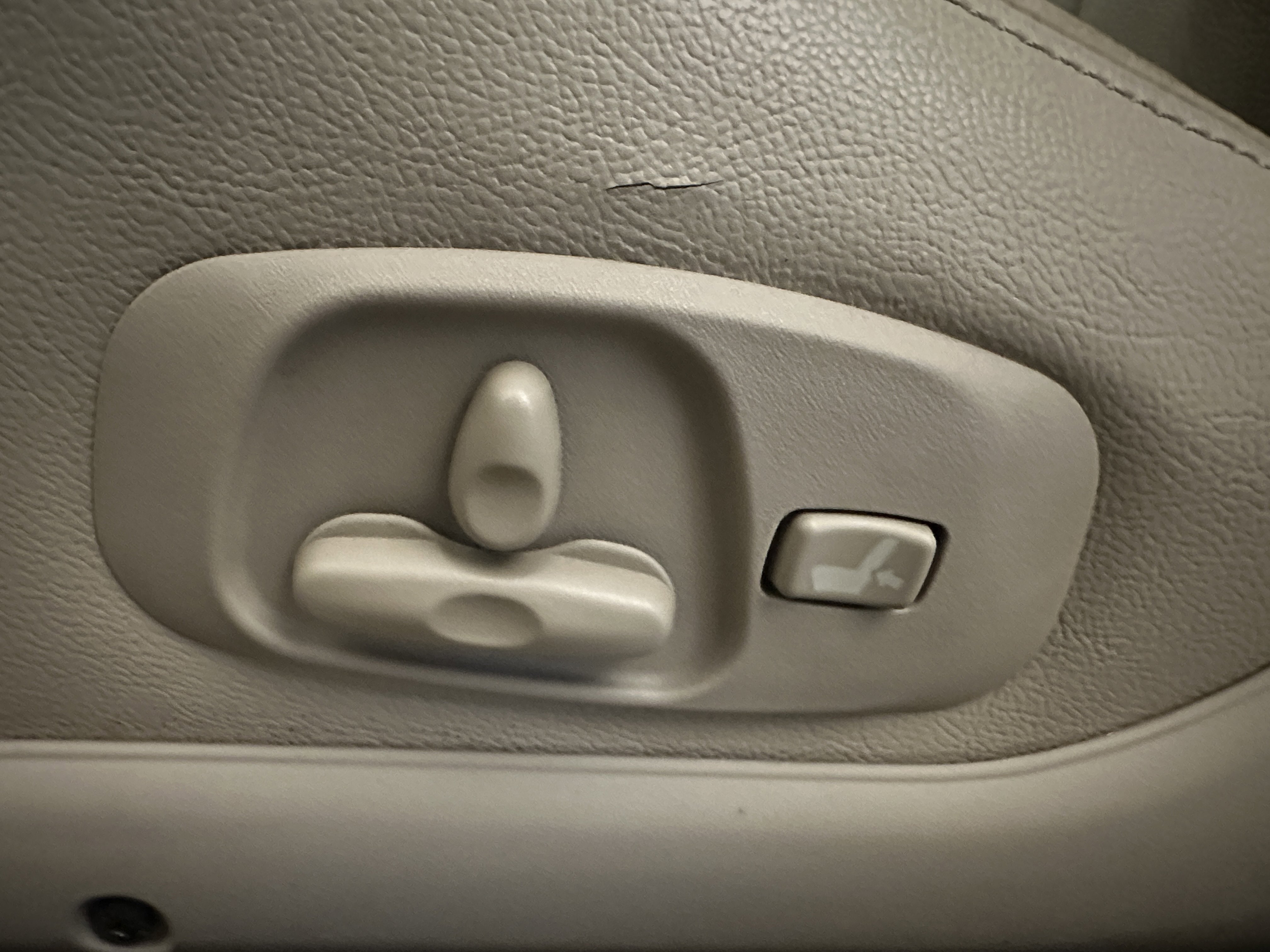 Used 2004 Mitsubishi Diamante LS image 27