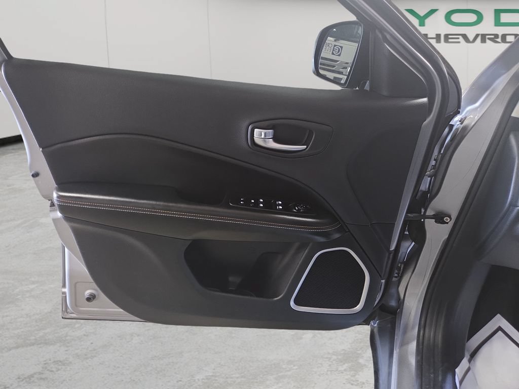 Used 2018 Jeep Compass Latitude w/ Cold Weather Group AWD/4WD image 13