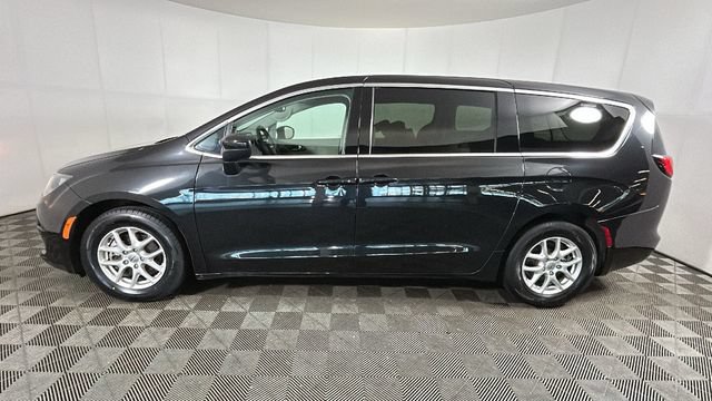 Used 2023 Chrysler Voyager LX FWD image 5