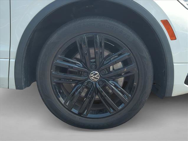 Used 2022 Volkswagen Tiguan SE R-Line FWD image 9