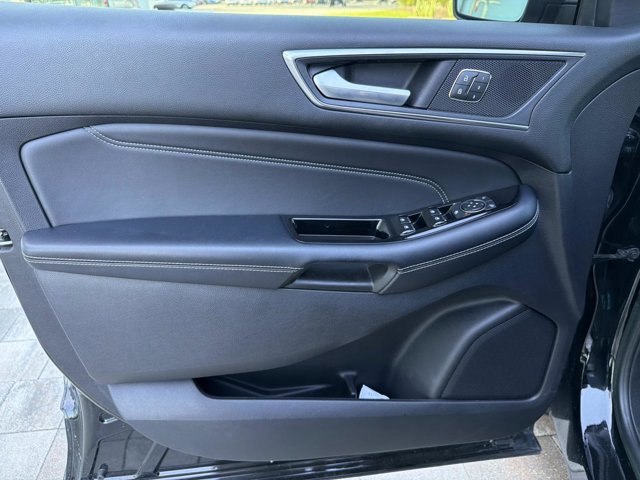 Used 2018 Ford Edge Titanium w/ Ford Safe & Smart Package FWD image 8