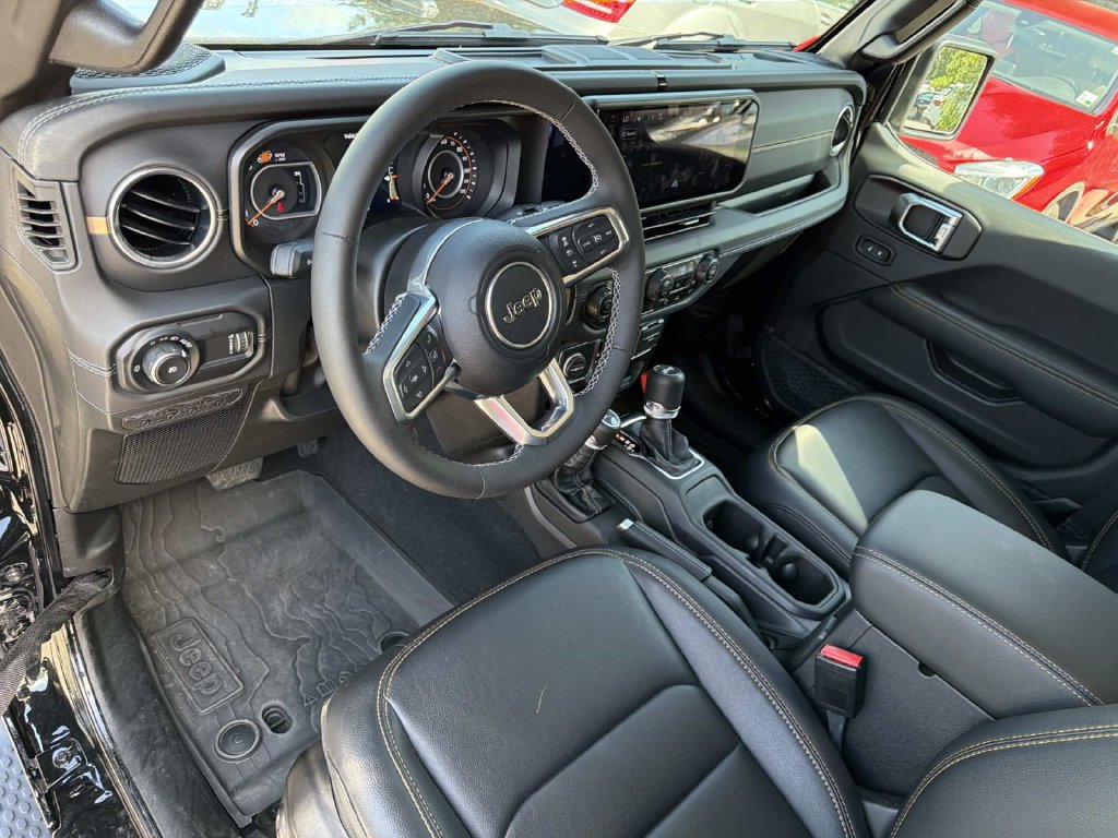 Used 2025 Jeep Wrangler Unlimited Sahara w/ Safety Group AWD/4WD image 17