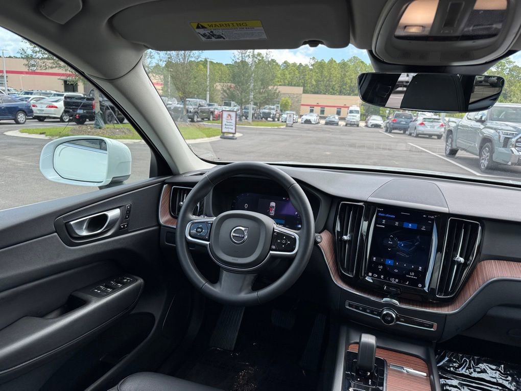 Used 2023 Volvo XC60 B5 Plus image 27