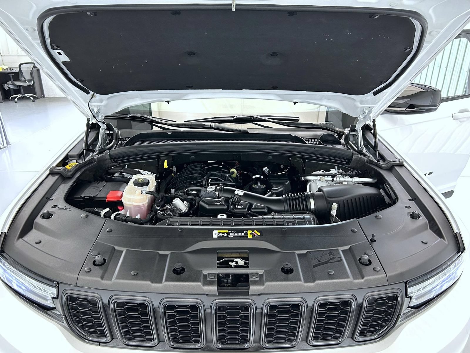 Used 2023 Jeep Grand Cherokee L Laredo AWD/4WD image 26