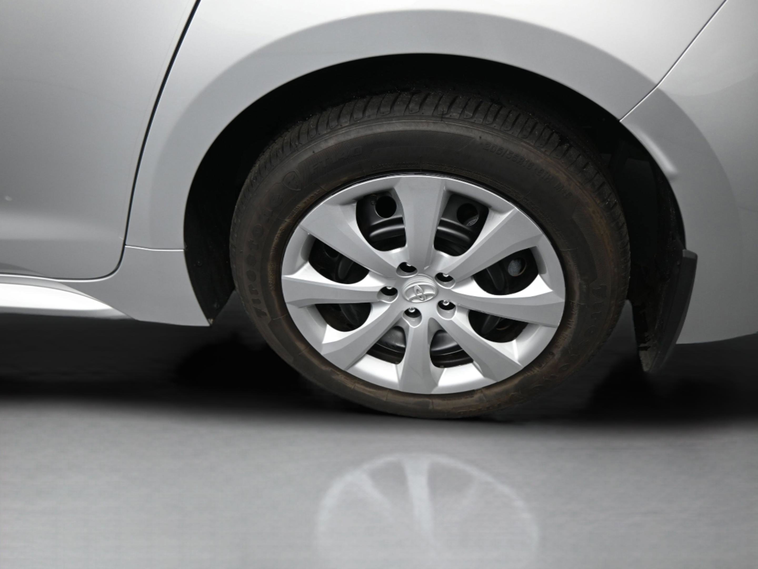 Used 2025 Toyota Corolla LE image 36