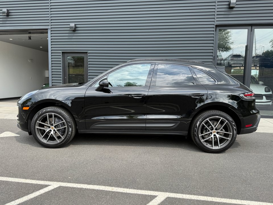 Certified 2026 Porsche Macan AWD/4WD image 2