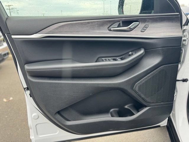 Used 2024 Jeep Grand Cherokee Limited AWD/4WD image 11