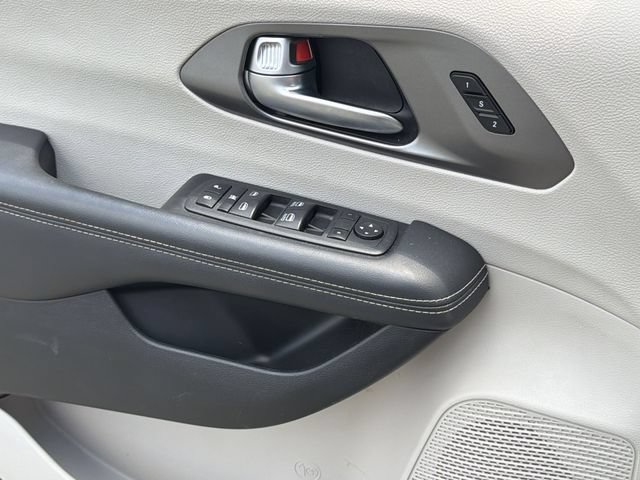 Used 2023 Chrysler Pacifica Touring-L FWD image 30