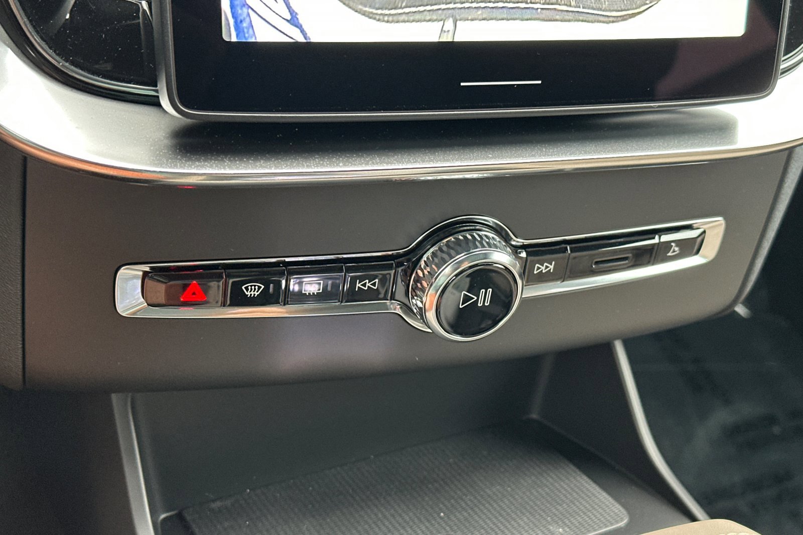 New 2026 Volvo XC90 B6 Plus w/ Protection Package Premier image 18