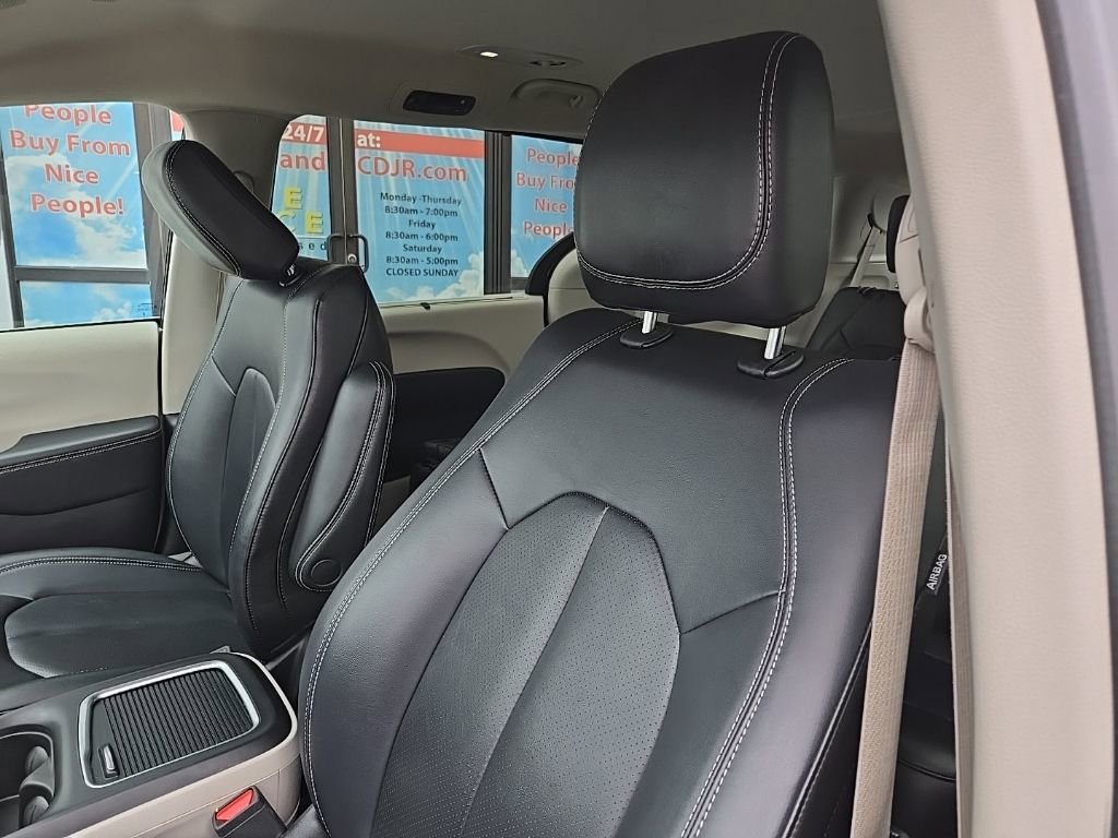 Used 2024 Chrysler Pacifica Touring-L image 32