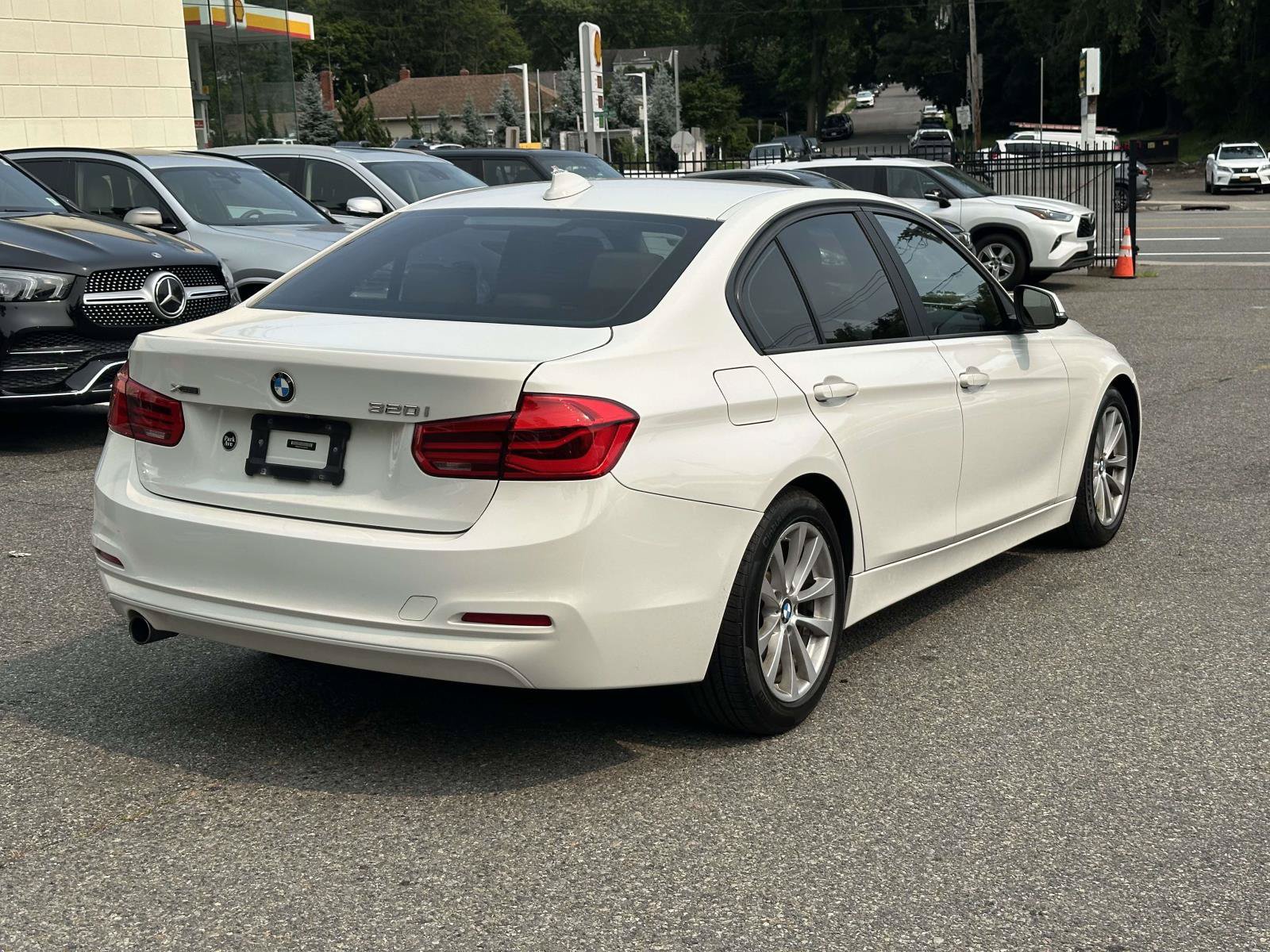 Used 2018 BMW 320i xDrive Sedan w/ Convenience Package AWD/4WD image 3