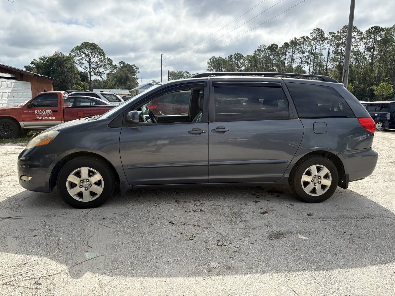 Used 2009 Toyota Sienna XLE FWD image 1