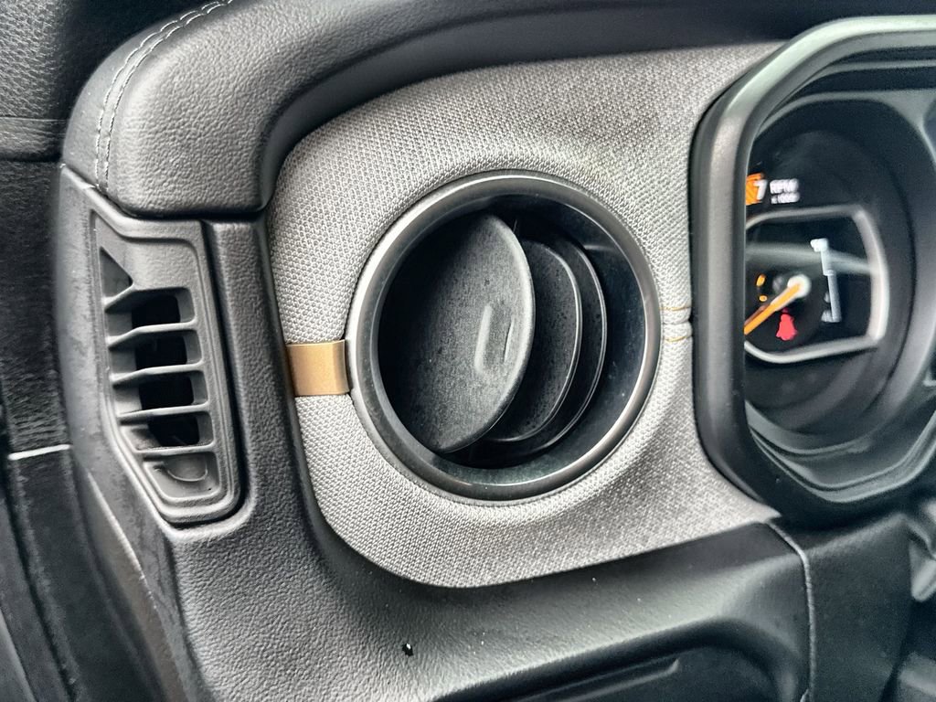 Used 2025 Jeep Wrangler Sahara image 15