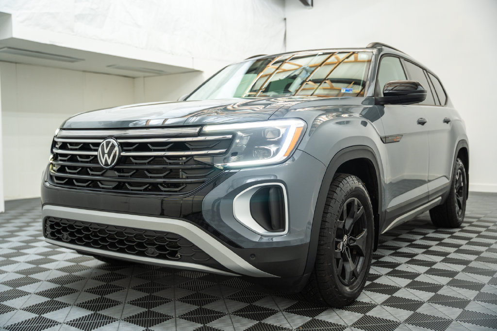 Used 2025 Volkswagen Atlas Peak Edition SE AWD/4WD image 3
