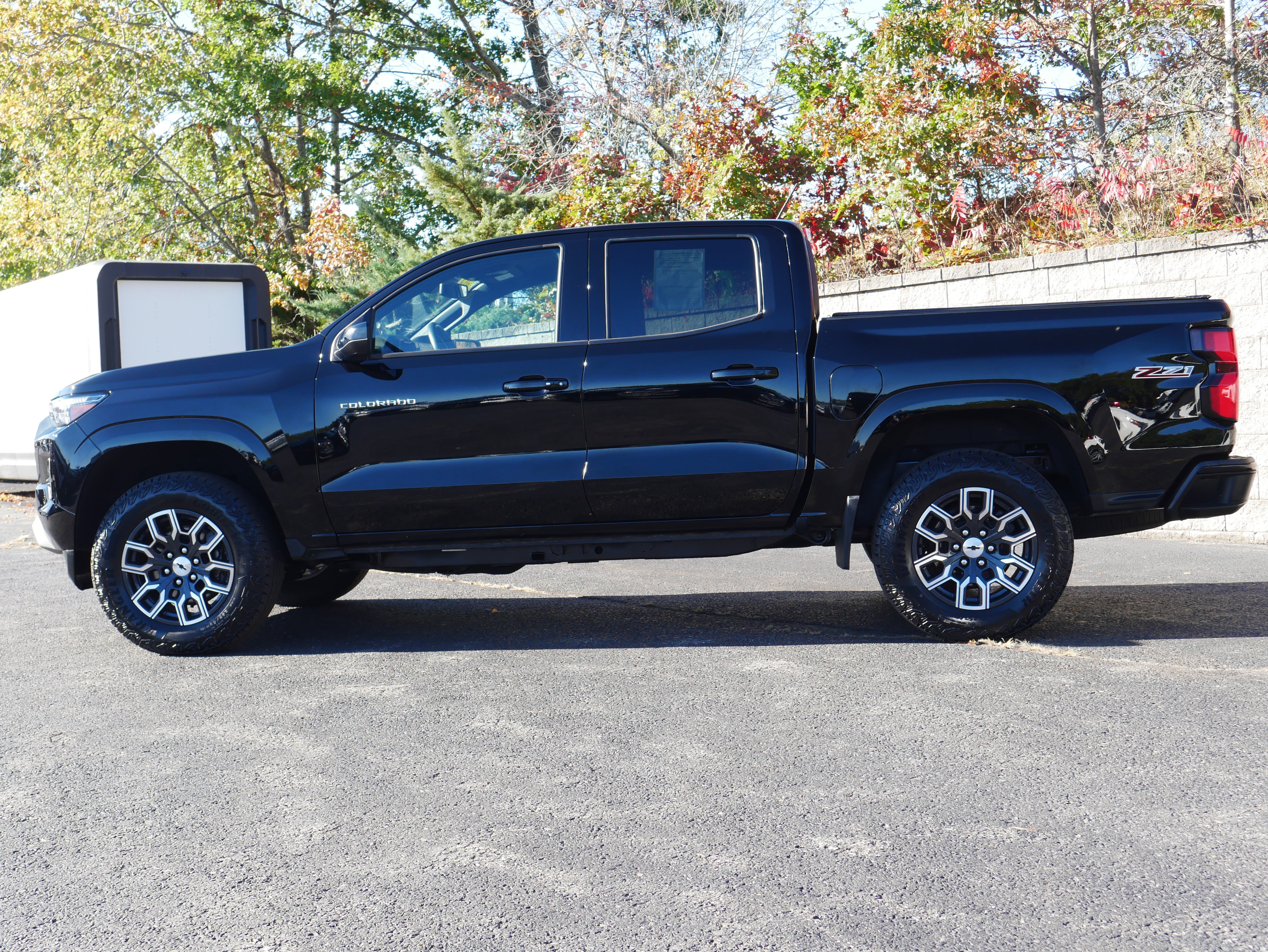 Used 2023 Chevrolet Colorado Z71 w/ Z71 Convenience Package 2 AWD/4WD image 3