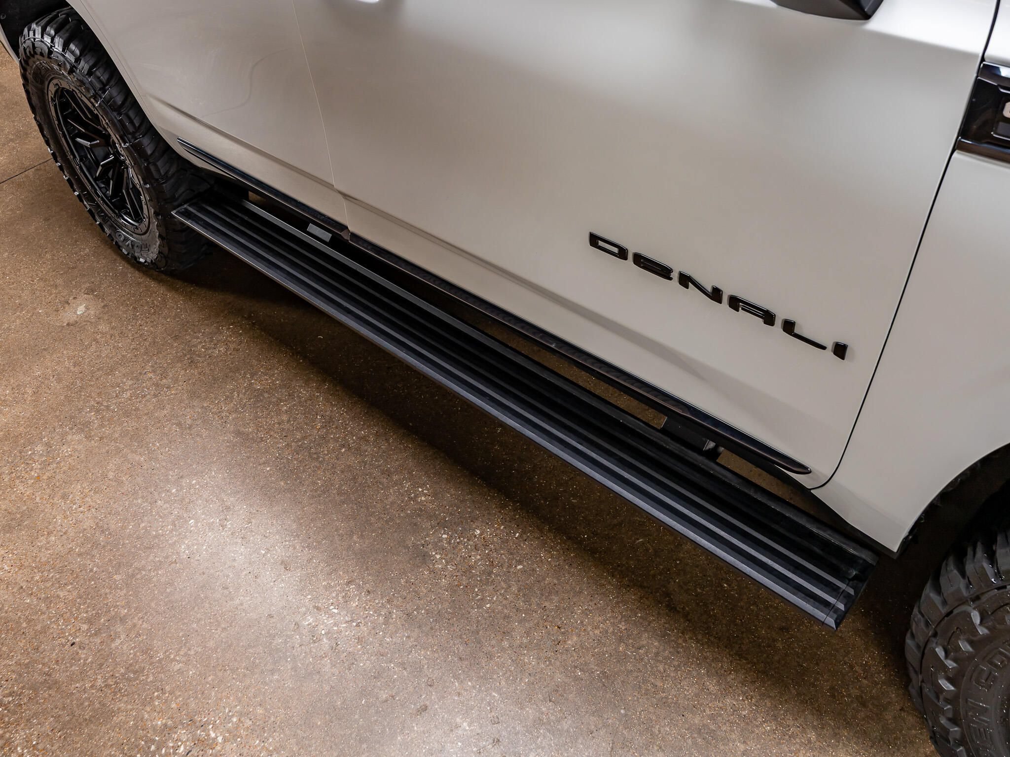 Used 2023 GMC Yukon Denali Ultimate AWD/4WD image 12