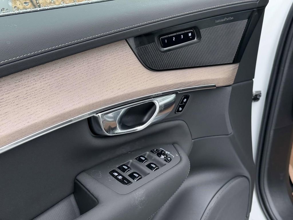 New 2026 Volvo XC90 B6 Plus w/ Protection Package Premier AWD/4WD image 17