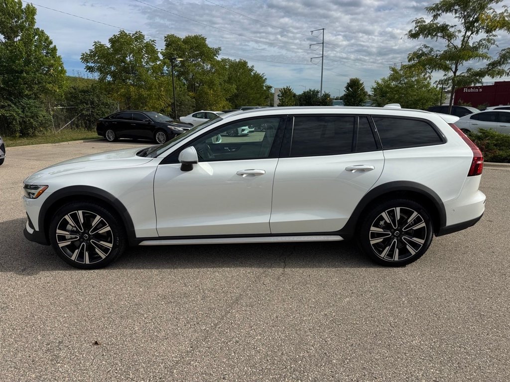 Certified 2025 Volvo V60 B5 Cross Country Ultra AWD/4WD image 2